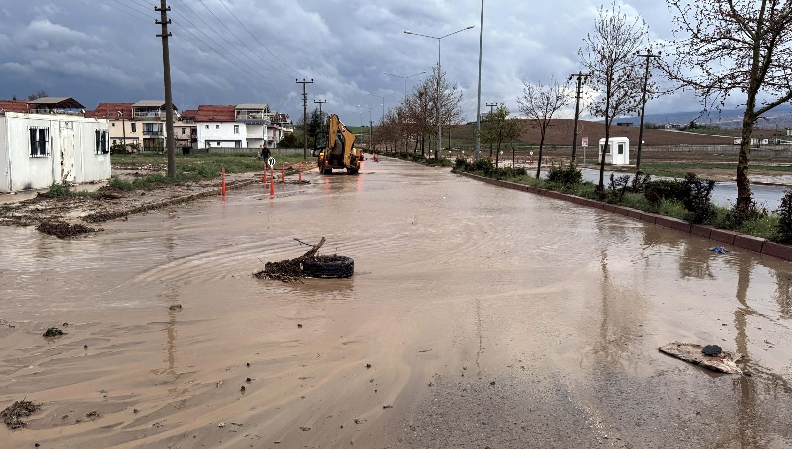 Kırıkkale’de sağanak su baskınlarına neden oldu
