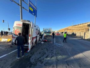 agrida ambulans ve kamyonet carpisti 7 yarali 46YzKAWj.jpg