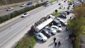 balikesirde yag tankeri park halindeki 7 aracin uzerine devrildi Dh8uTaGu.jpg