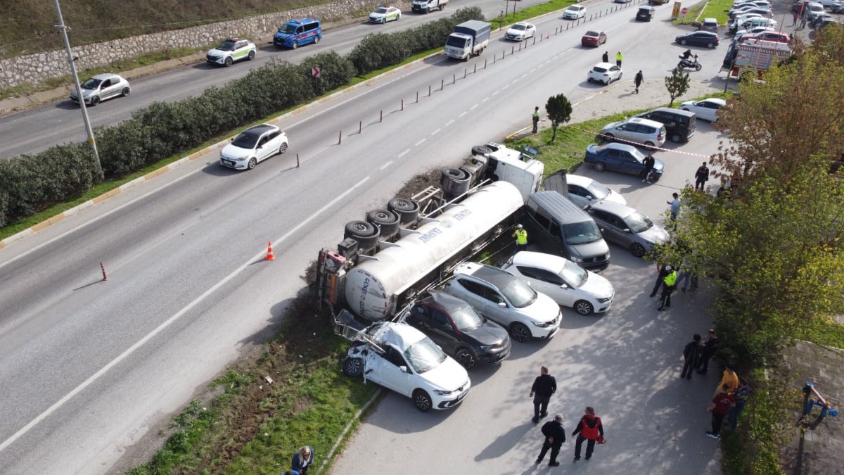 balikesirde yag tankeri park halindeki 7 aracin uzerine devrildi Dh8uTaGu.jpg