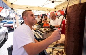 Dönerci, Cumhuriyet Bayramı’nda Çocuklara İkramda Bulundu donerci cumhuriyet bayraminda cocuklara ikramda bulundu jhKYjXFO.jpg