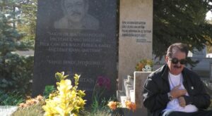 ibrahim tatlises neset ertasin mezarini ziyaret etti FbAGghep.jpg