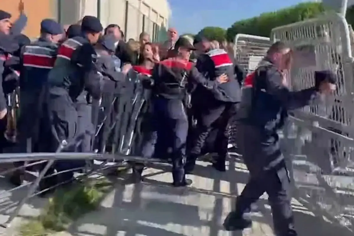 imamoglu hakim karsisina cikiyor kalabalikla jandarma arasinda arbede yasandi 7KqjNmgl.jpg