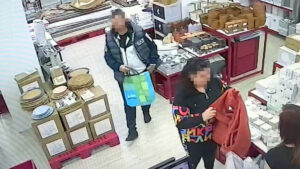 İstanbul’da bir mağazadaki telefon hırsızlığı kamerada istanbulda bir magazadaki telefon hirsizligi kamerada H7mOduO9.jpg