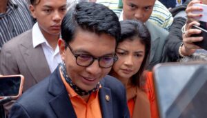 madagaskarda cumhurbaskani ulkeden kacti iddiasi ulusa seslenis konusmasi yapti ER3COY2j.jpg