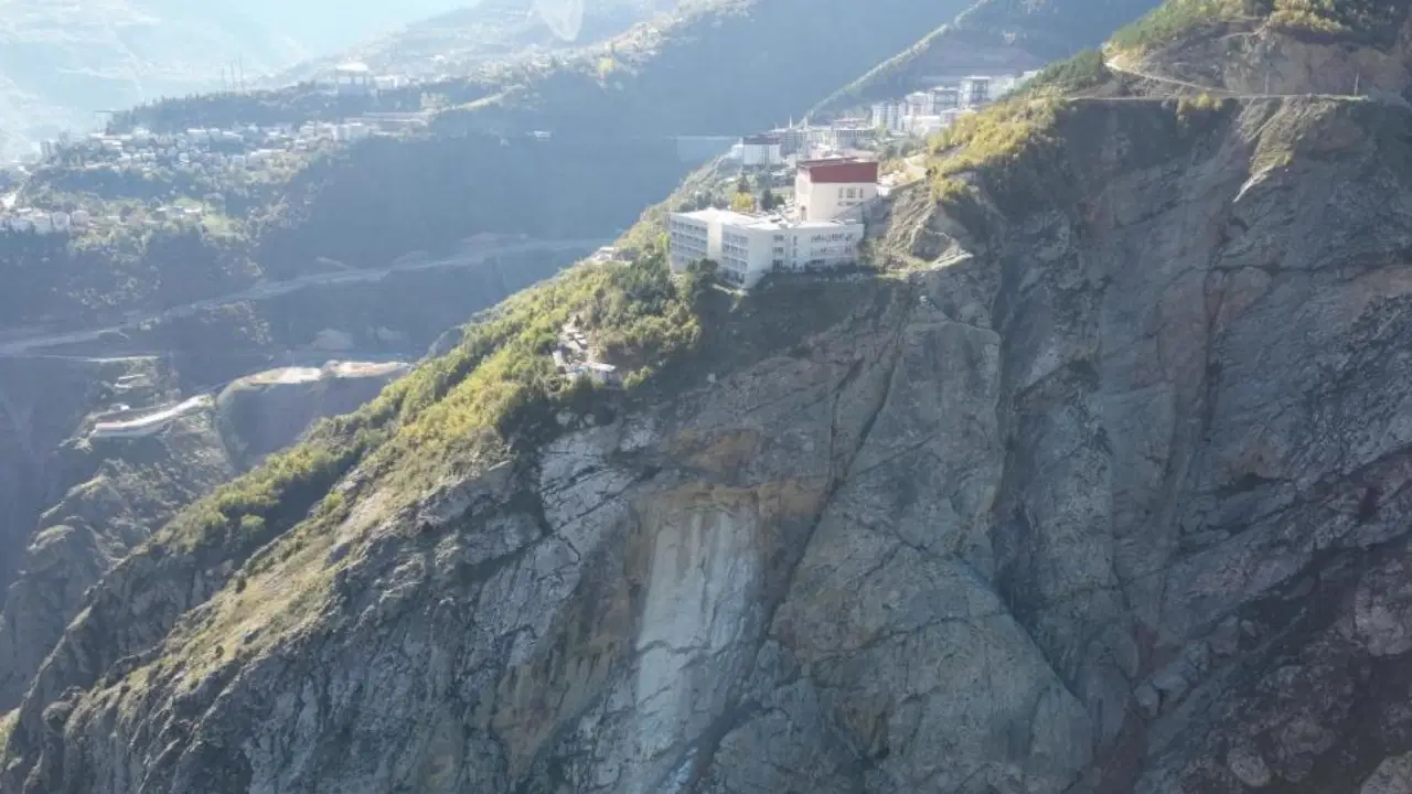 artvinde kaya parcasi koptu panik yasandi 600 ogrenci tahliye edildi yUeNLcdc.jpg